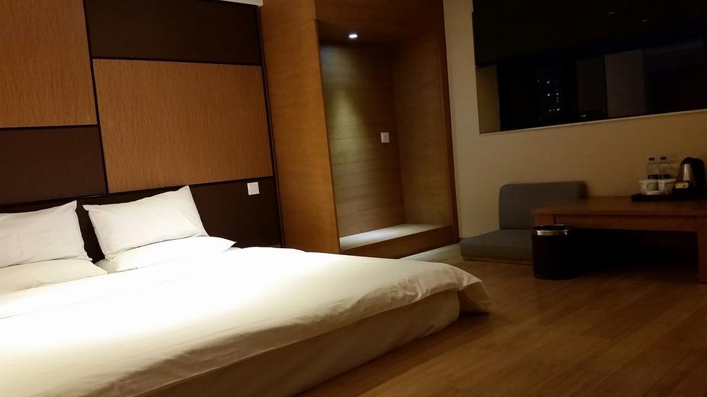 Ji Hotel Wuhan Guanggu Plaza Buitenkant foto