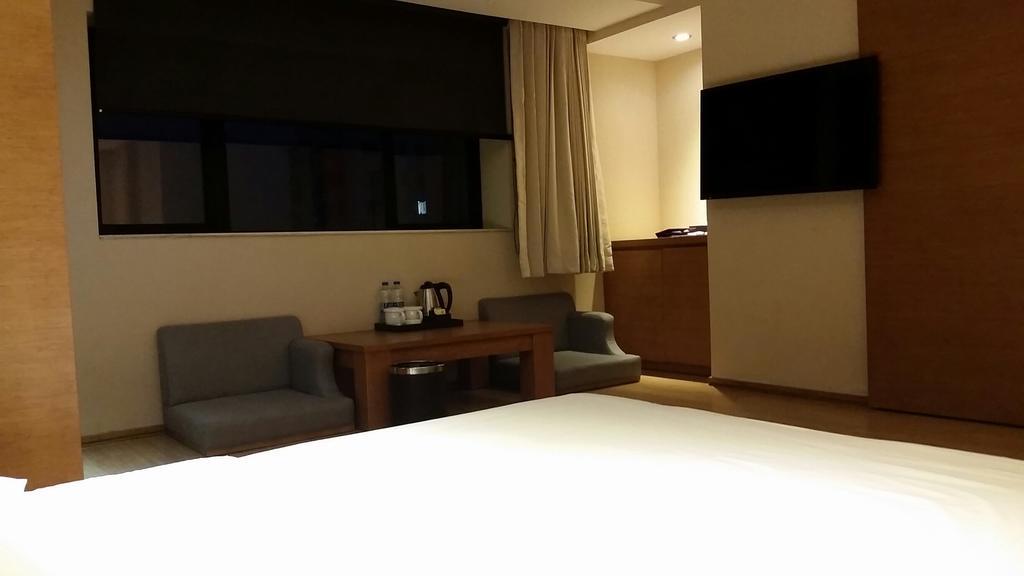 Ji Hotel Wuhan Guanggu Plaza Buitenkant foto